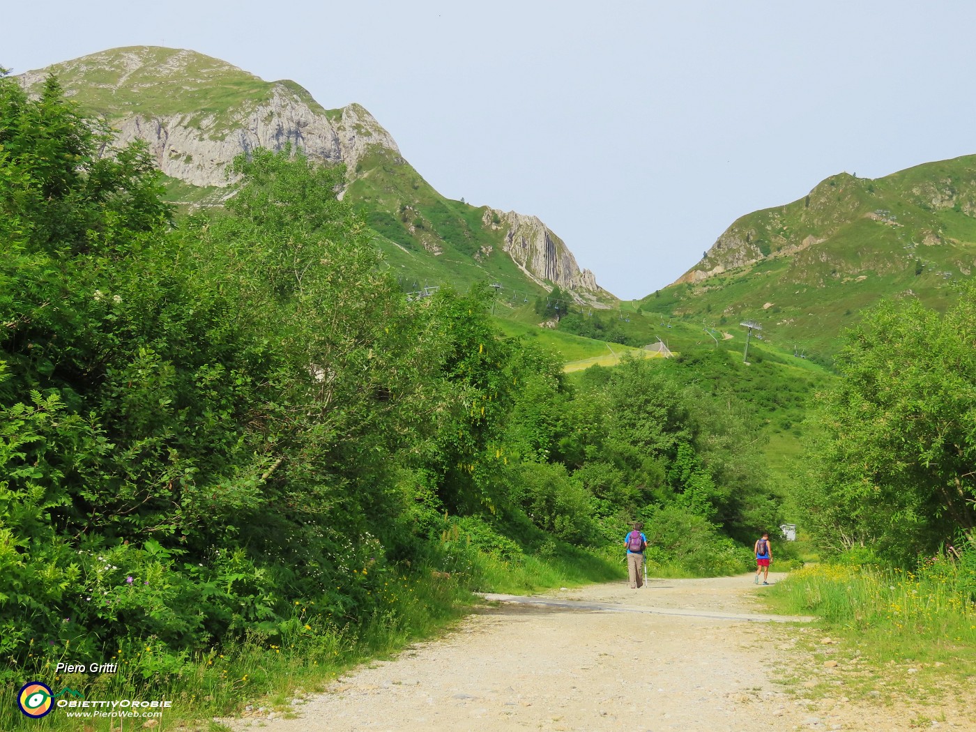 09 Sterrata per Baita Camoscio con vista in Monte Cavallo e Passo San Simone.JPG